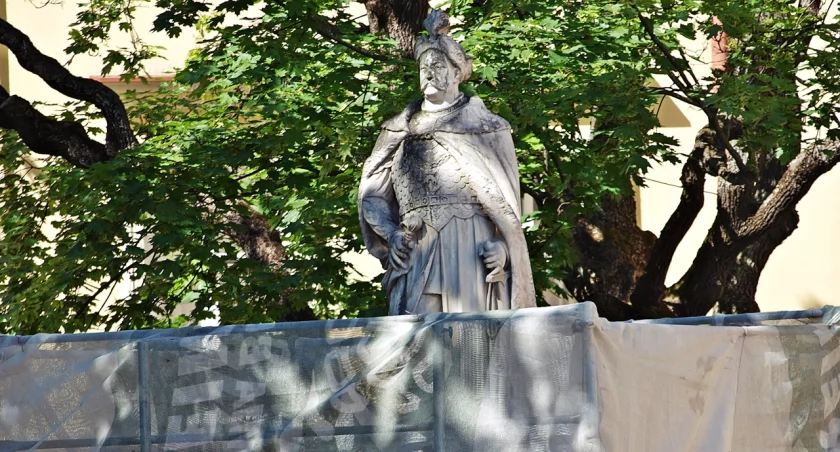 Pomnik króla będzie lśnić… Mickiewicz pewnie jest zazdrosny [ZDJĘCIA]