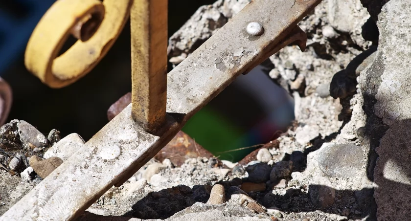 Balkon jak trampolina. Kiedy runie, będzie tragedia [ZDJĘCIA]