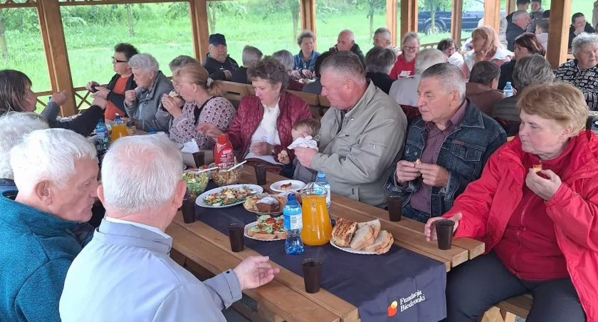 Zaprosili seniorów na pyszności z grilla 
