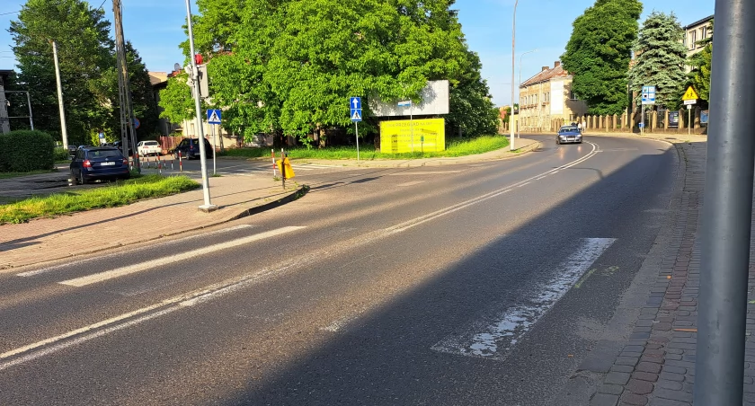 Niewidoczne oznakowanie poziome jezdni. Kiedy malowanie? – pytają mieszkańcy
