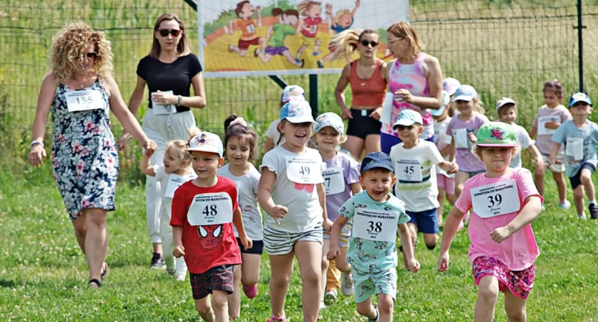 Jubileusz „Sprintu do maratonu”. Przedszkolaki z „jedenastki” biegały aż miło! [ZDJĘCIA]