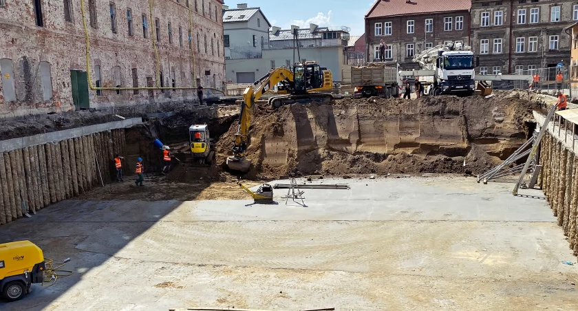 „Twierdza” przy Czarnieckiego rośnie w siłę