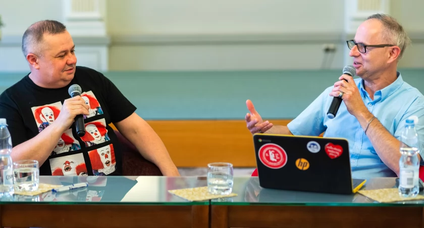 „Nie mam wolnego od bycia pisarzem” – spotkanie ze Stefanem Dardą [ZDJĘCIA]