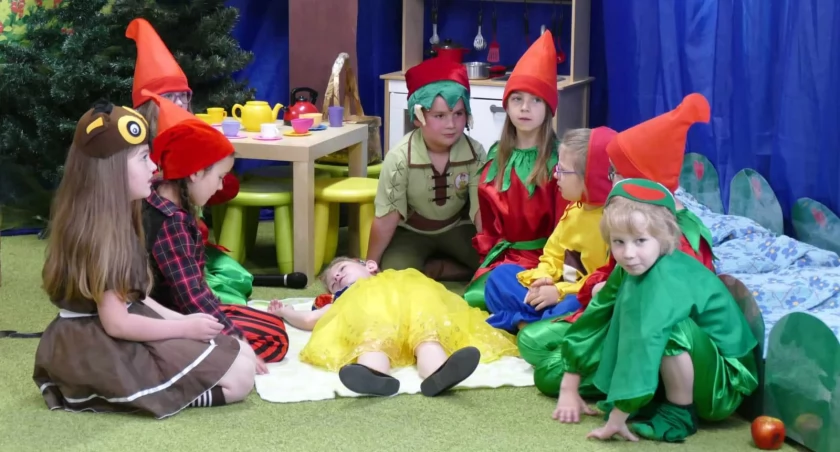 „Królewna Śnieżka i 7 krasnoludków” po angielsku. Porywający spektakl przedszkolaków [ZDJĘCIA, WIDEO]