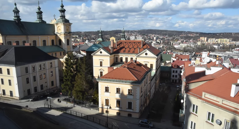 Młodzi nie chcą wiązać swojej przyszłości z Przemyślem. Co to oznacza dla miasta? 