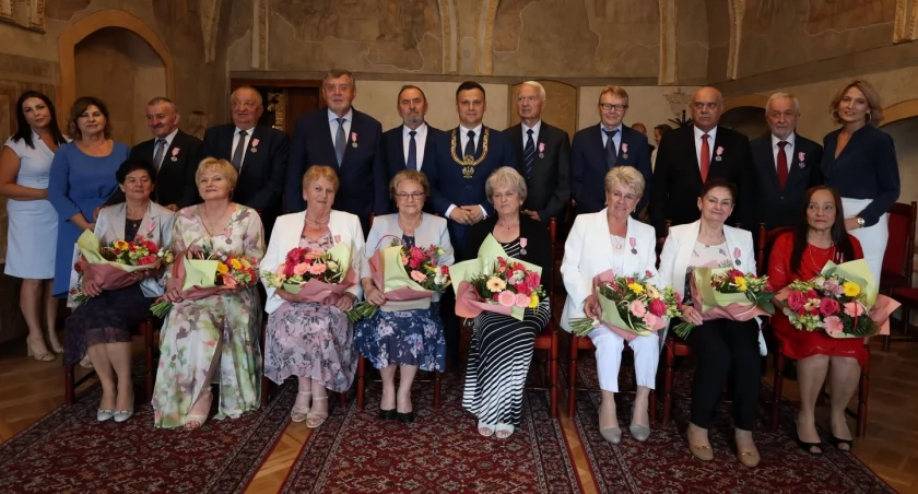 Małżonków jubilatów uczczono lampką szampana i piosenką 
