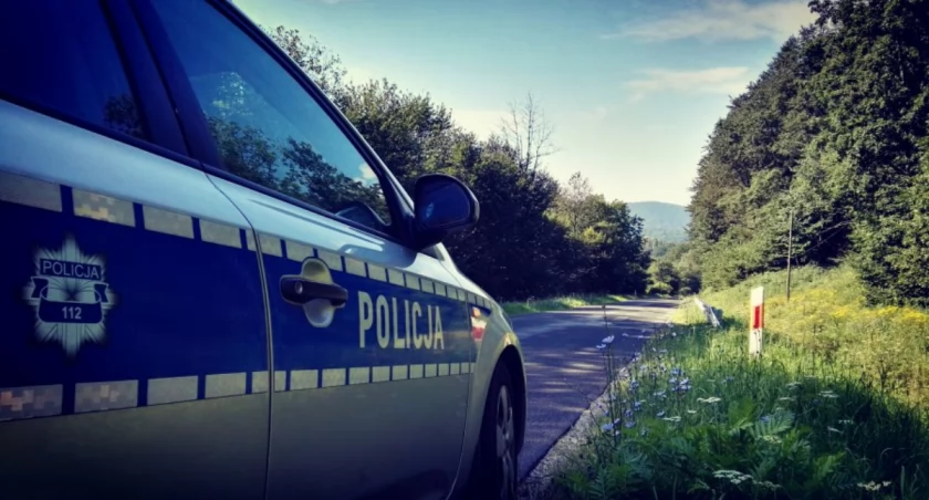 Ciało mężczyzny znalezione w przydrożnym rowie. Policja szuka świadków