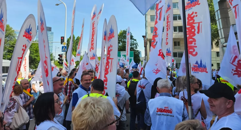 Polregio uratuje pracowników PKP Cargo? Śmieszna skala