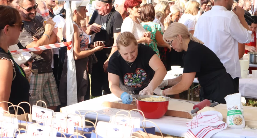  55 tysięcy ulepionych pierogów na 16. Święto Pieroga – Ulepiły 209 pierogów w dwadzieścia minut! [GALERIA]