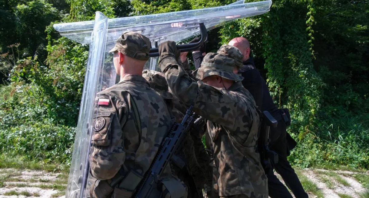 Pozorowana walka z nacierającym tłumem