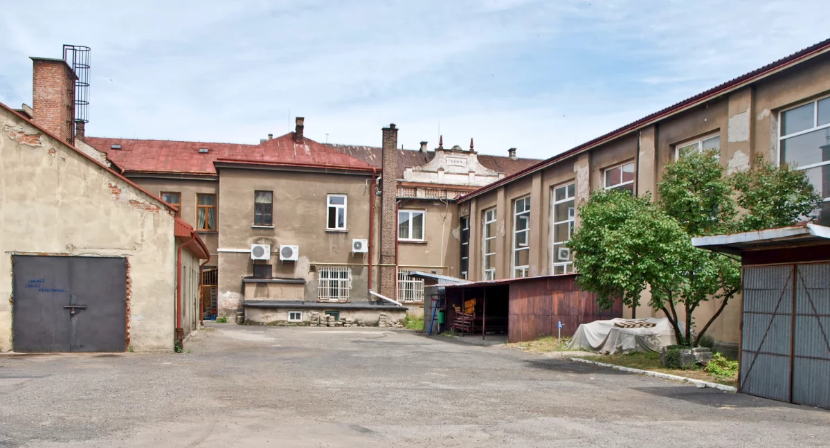 Ślimaczy się remont elewacji obiektu przy Mickiewicza
