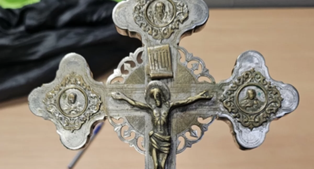 Zabytkowy krzyż ukryty w bagażu 