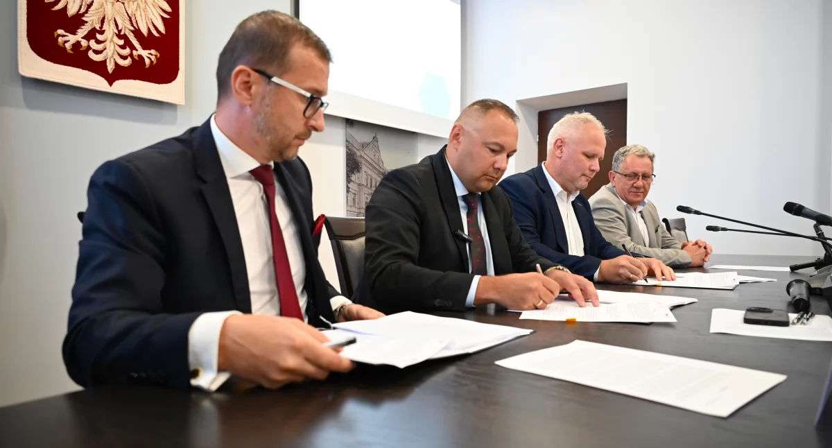 Umowy podpisane, czas na wbicie łopaty! Zespół Szkół Innowacyjnych będzie miał nowoczesną halę sportową z łącznikiem!