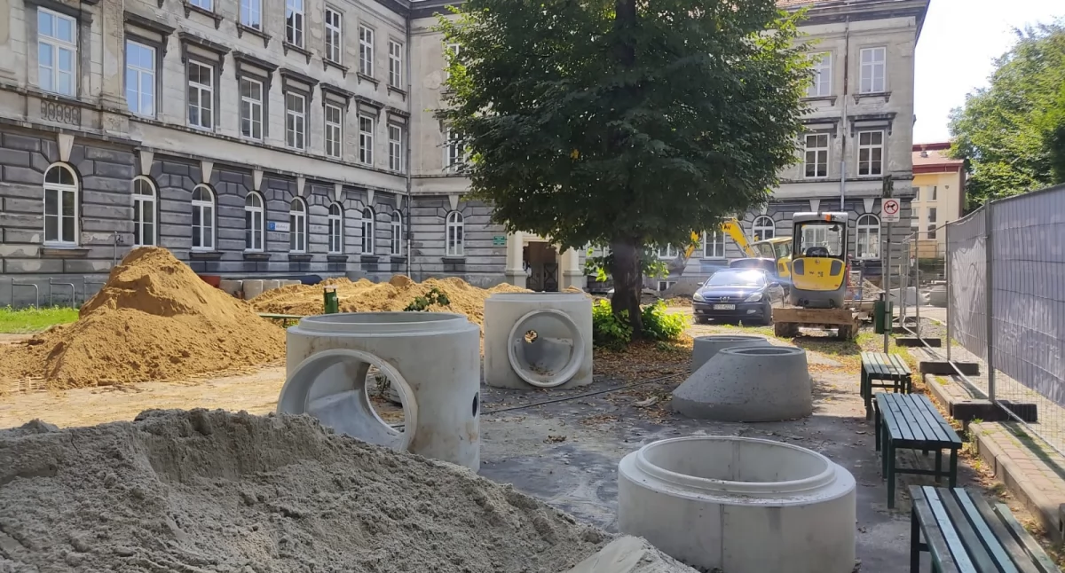 Budynek „Słowaka” do liftingu. Na pierwszy ogień poszła kanalizacja