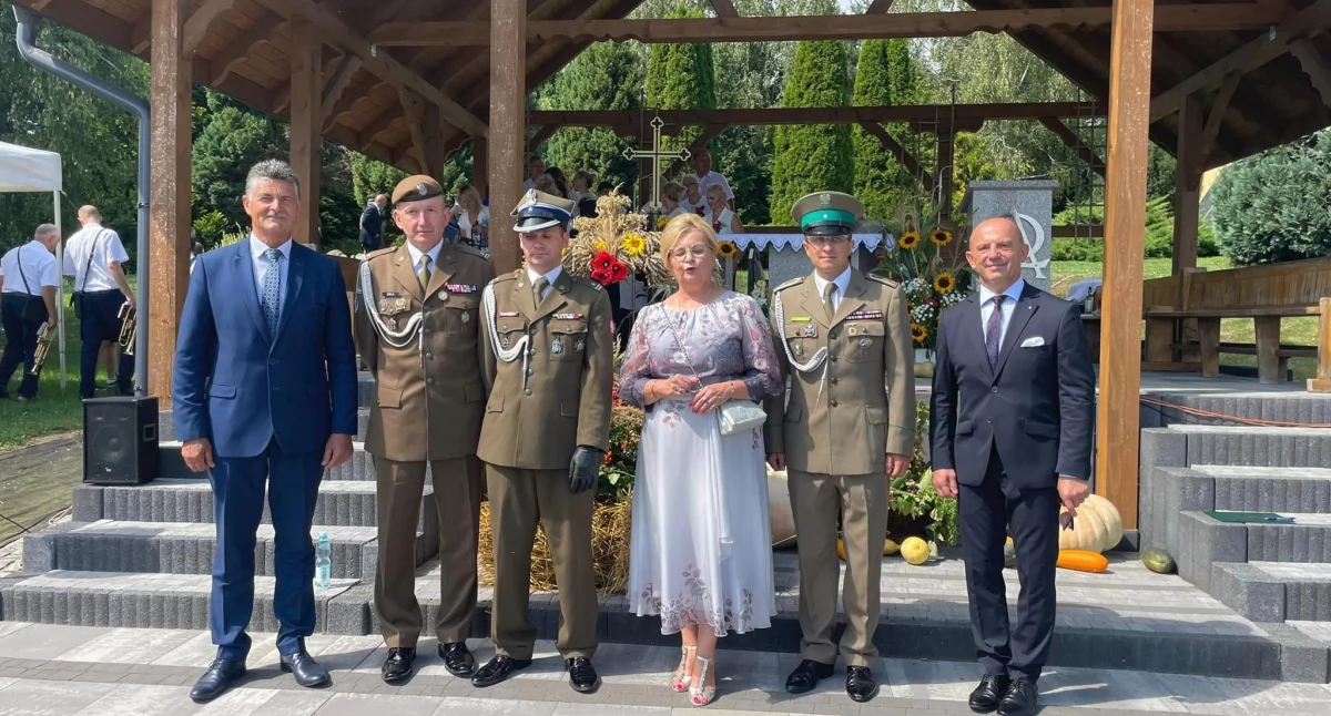 Mundurowym dziękowano za dbanie o bezpieczeństwo, rolnikom za ciężką pracę 