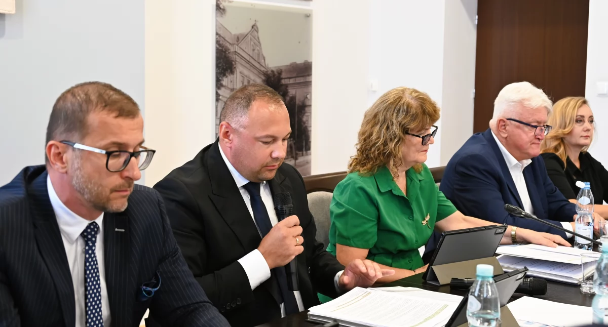Radni znaleźli pieniądze na potrzeby szpitala i drogi w powiecie