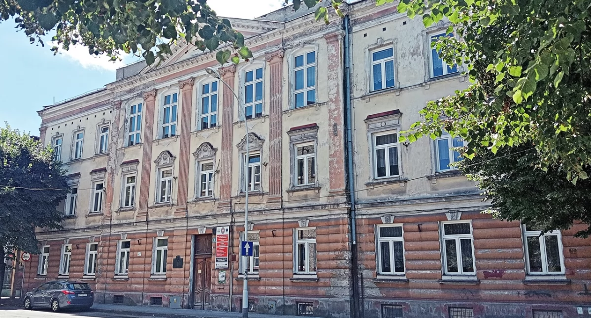 Dziurawy dach „elektronika”. Szkoła zostanie przeniesiona?