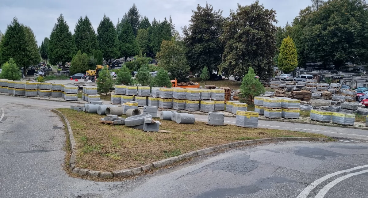 Trwa remont parkingu przy cmentarzu na Zasaniu