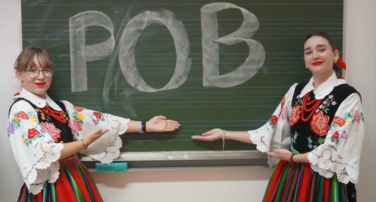 75 klas na 75-lecie ogniska baletowego. Odwiedzają szkoły i zachęcają do wspólnego tańca