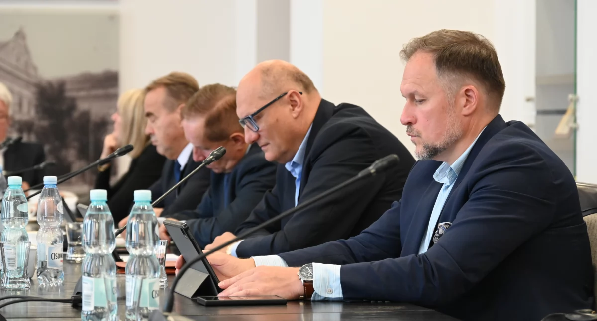 Ponad 60 pozwów. Pielęgniarki kontra COM.  Radni wzięli również na tapet inwestycje drogowe, finanse szpitala i... pracowników starostwa
