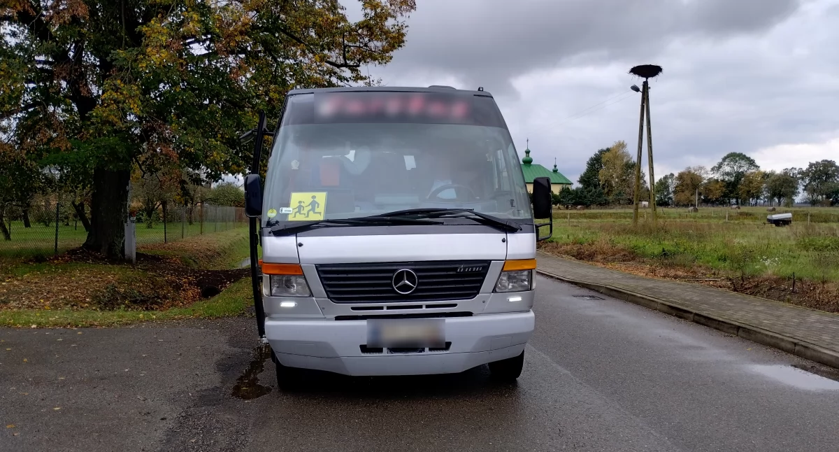 Szkolny transport z nieszczelnym dachem? 