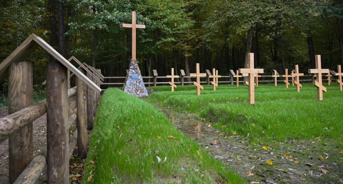 Nie o pompę chodziło, a o upamiętnienie. Kolejny cmentarz wojenny wyremontowany [ZDJĘCIA]