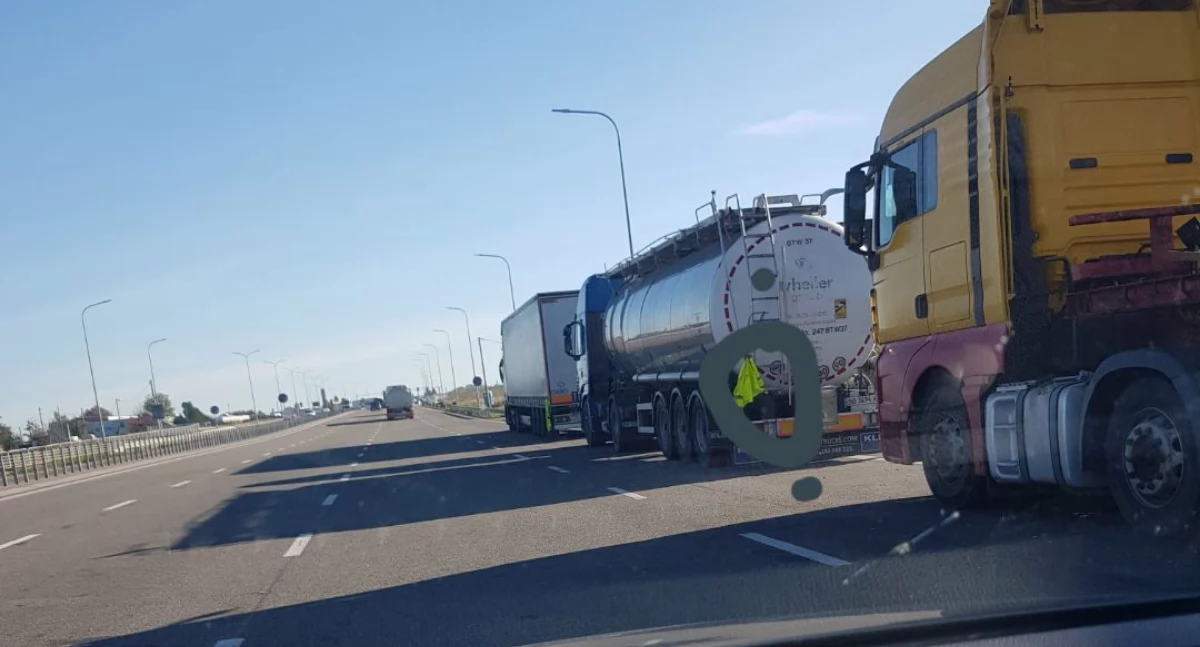 Kierowcy busów alarmują: – Pauzujący na drodze kierowcy tirów to śmiertelne niebezpieczeństwo  dla innych [ZDJĘCIA]