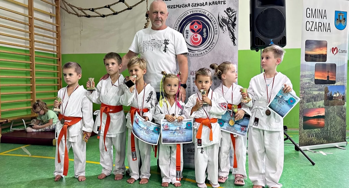 20 medali przemyskich karateków w Zagórzu