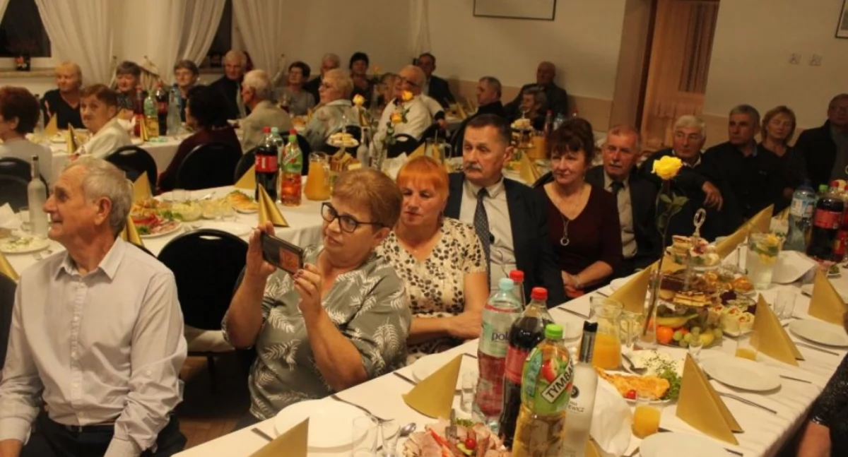Seniorzy integrowali się na parkiecie i przy wspólnym stole [ZDJĘCIA]