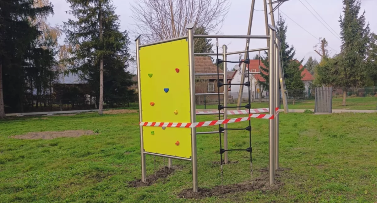 Najmłodsi zyskali kolorowy, ogrodzony plac zabaw