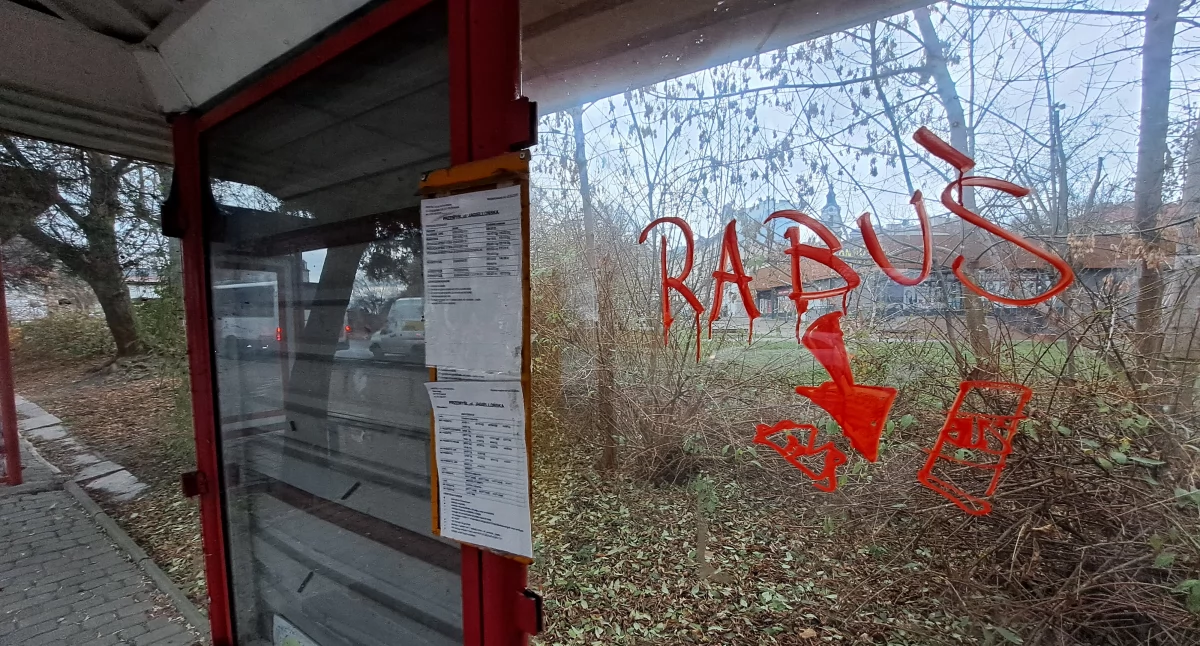 Stare wiaty przystankowe na Jagiellońskiej nadal straszą.  Kiedy będą nowe, obiecywane jeszcze w ubiegłym roku? [ZDJĘCIA]