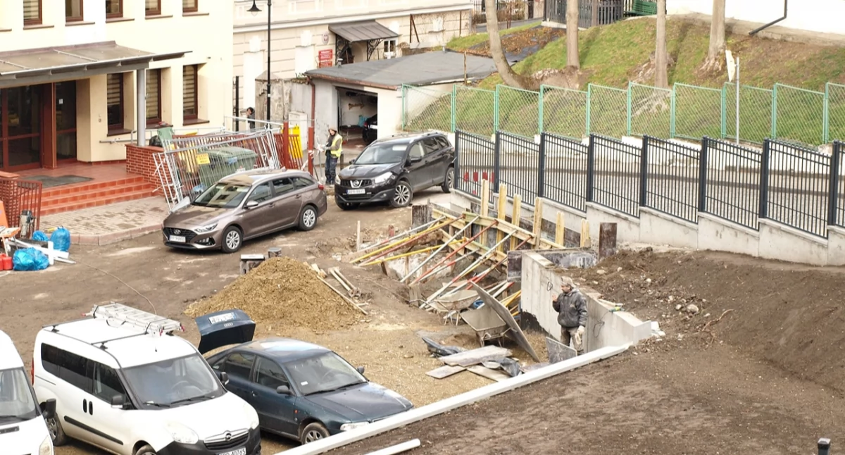 Parking przy prokuraturze zmienia oblicze