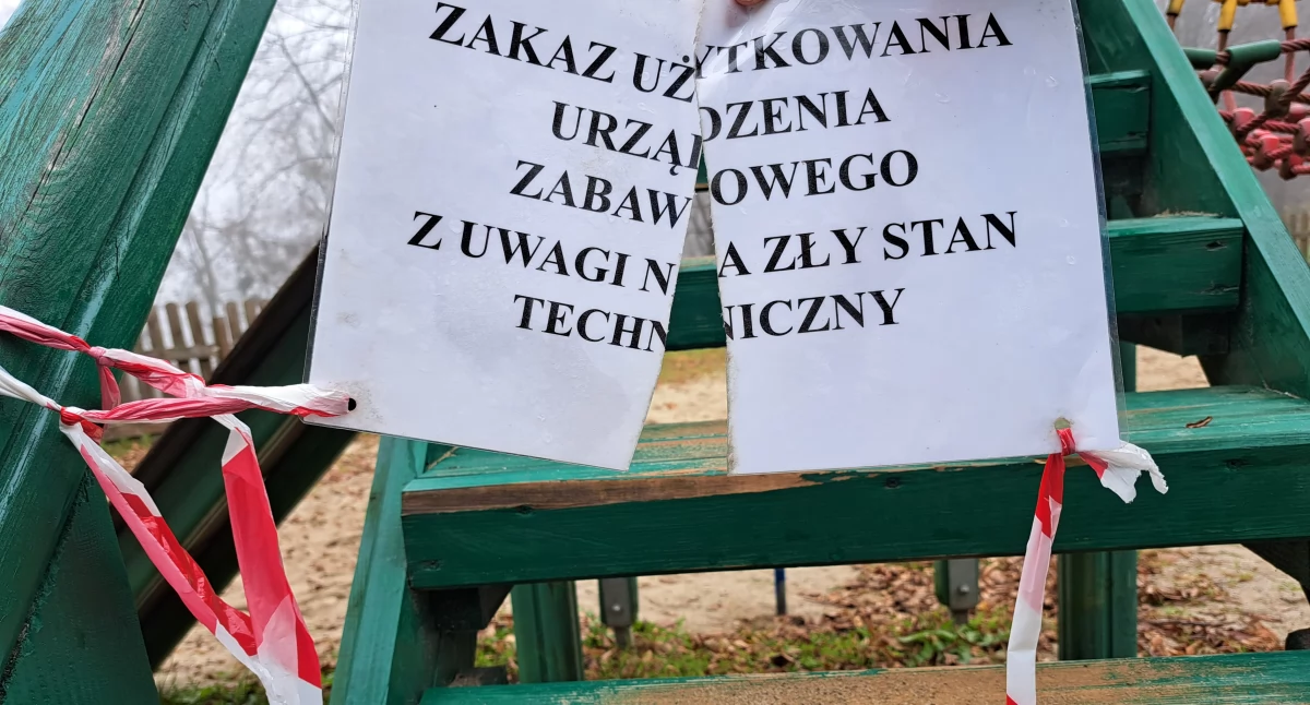 Drewniane elementy trasy spacerowej i plac zabaw w opłakanym stanie [ZDJĘCIA]