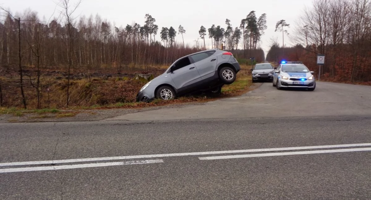 Wjechał do rowu, a gdy usłyszał, że ktoś dzwoni na numer alarmowy – uciekł do lasu. Miał 3,2 promila alkoholu w organizmie 