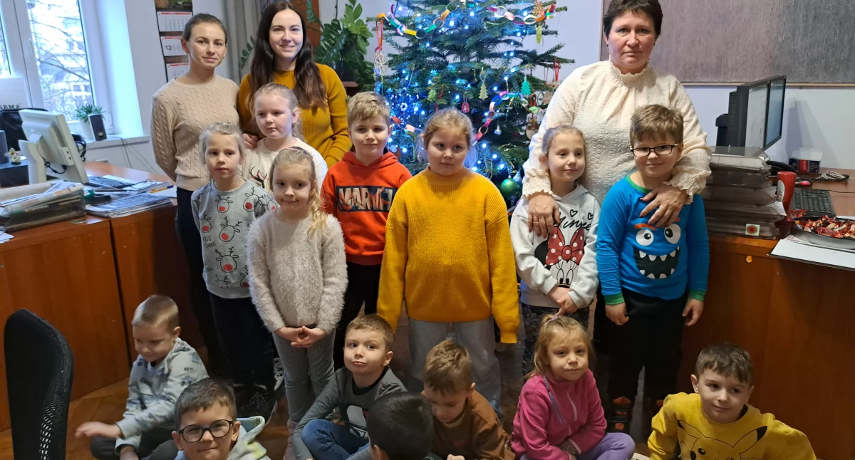 „Tygryski” z Przedszkola nr 9 im. Czytelników Życia Przemyskiego przystroiły nam świąteczne drzewko [WIDEO,ZDJĘCIA]