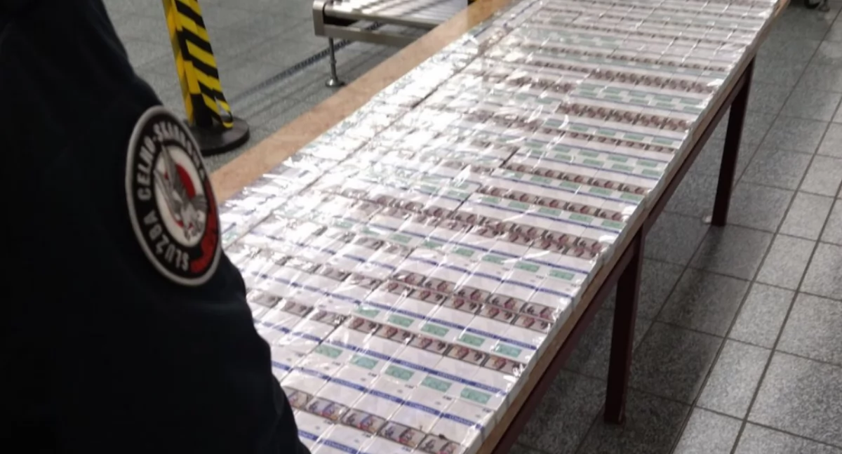 10 tys. papierosów ukrytych w pociągu. Kontabandę udaremnili funkcjonariusze KAS