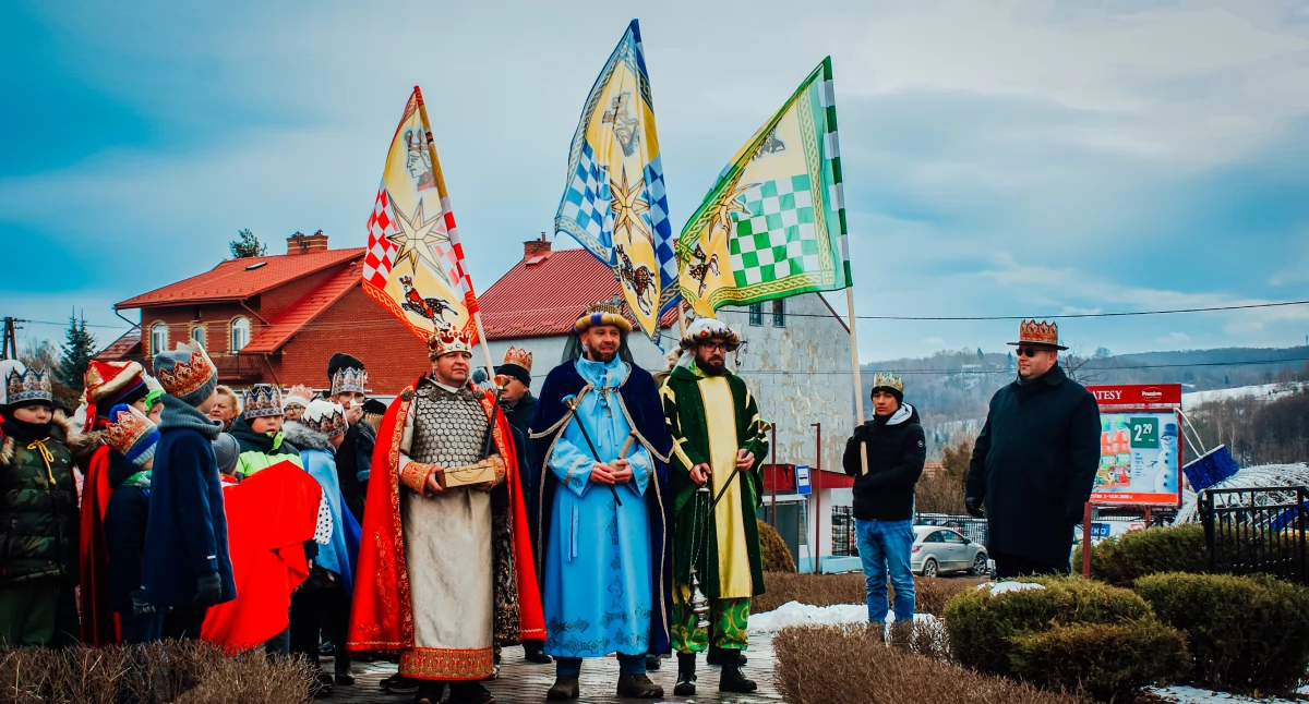 Kolorowo, wesoło, świątecznie. Orszak Trzech Króli w Jaworniku Polskim [ZDJĘCIA]