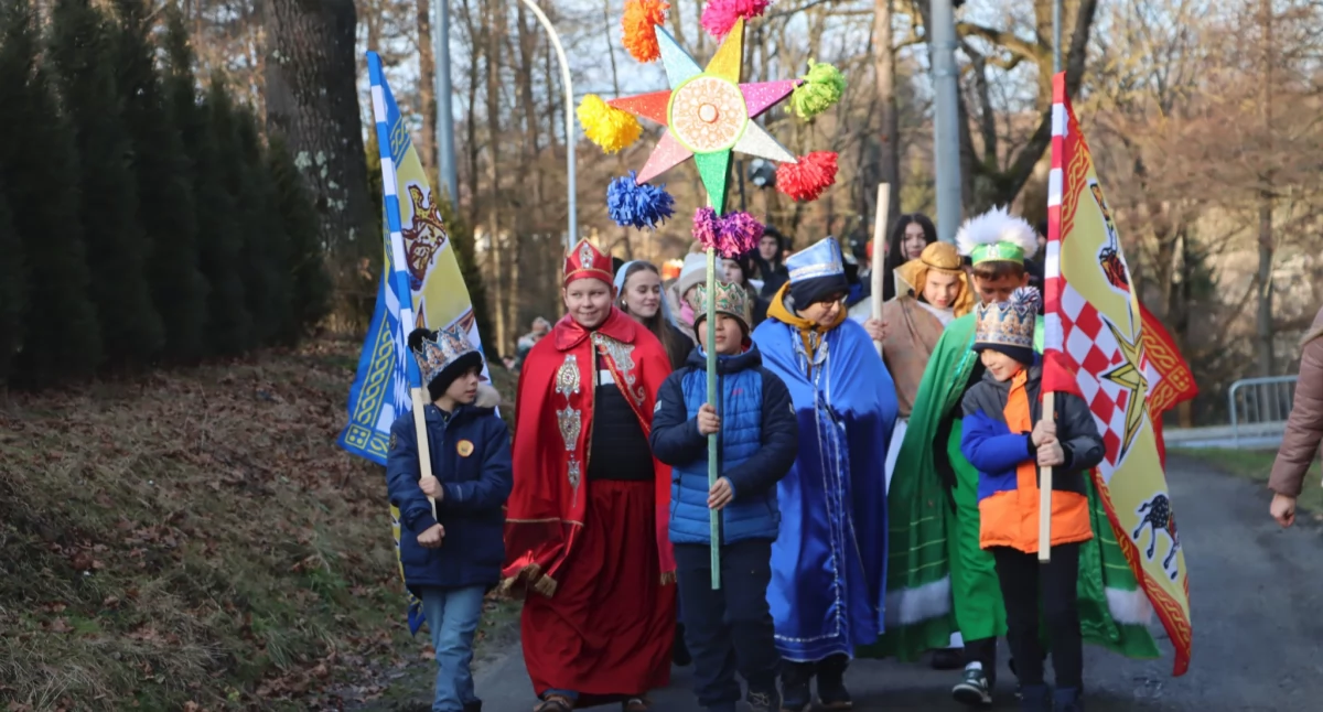 Kłaniajcie się, królowie. Tradycja orszaków trwa również w Birczy, Medyce i Orłach [ZDJĘCIA]