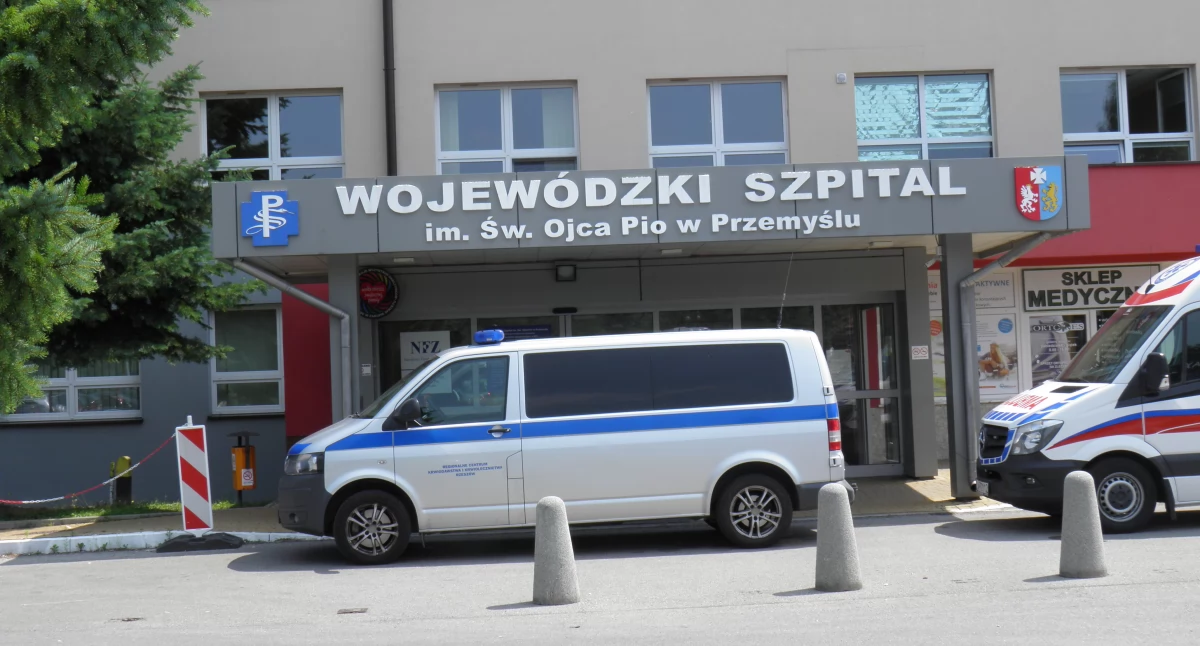 „Ludzie, którzy walczą o życie, muszą na szpitalnym oddziale walczyć również o łóżko czy sprzęt. Jak to jest możliwe w XXI wieku?”. Bolączki pacjentów onkologicznych a szpitalna rzeczywistość