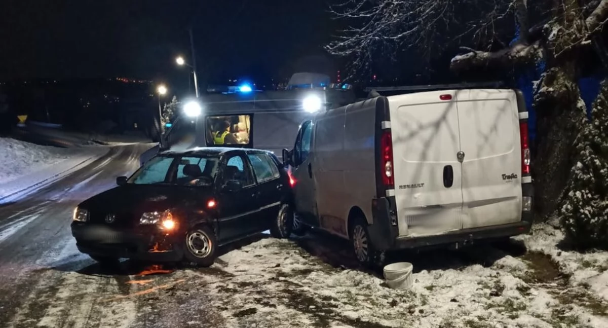 Stracił panowanie nad pojazdem, wpadł w poślizg i uderzył w zaparkowane przy drodze renault. 52-latek miał w organizmie prawie 3 promile [ZDJĘCIA]