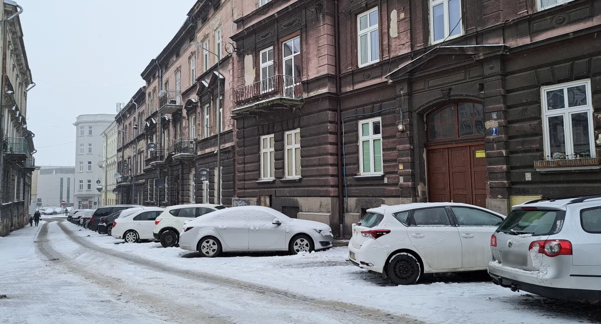 „Rezerwują” sobie miejsca parkingowe pachołkami.  – To bezprawne działanie – przestrzega straż miejska