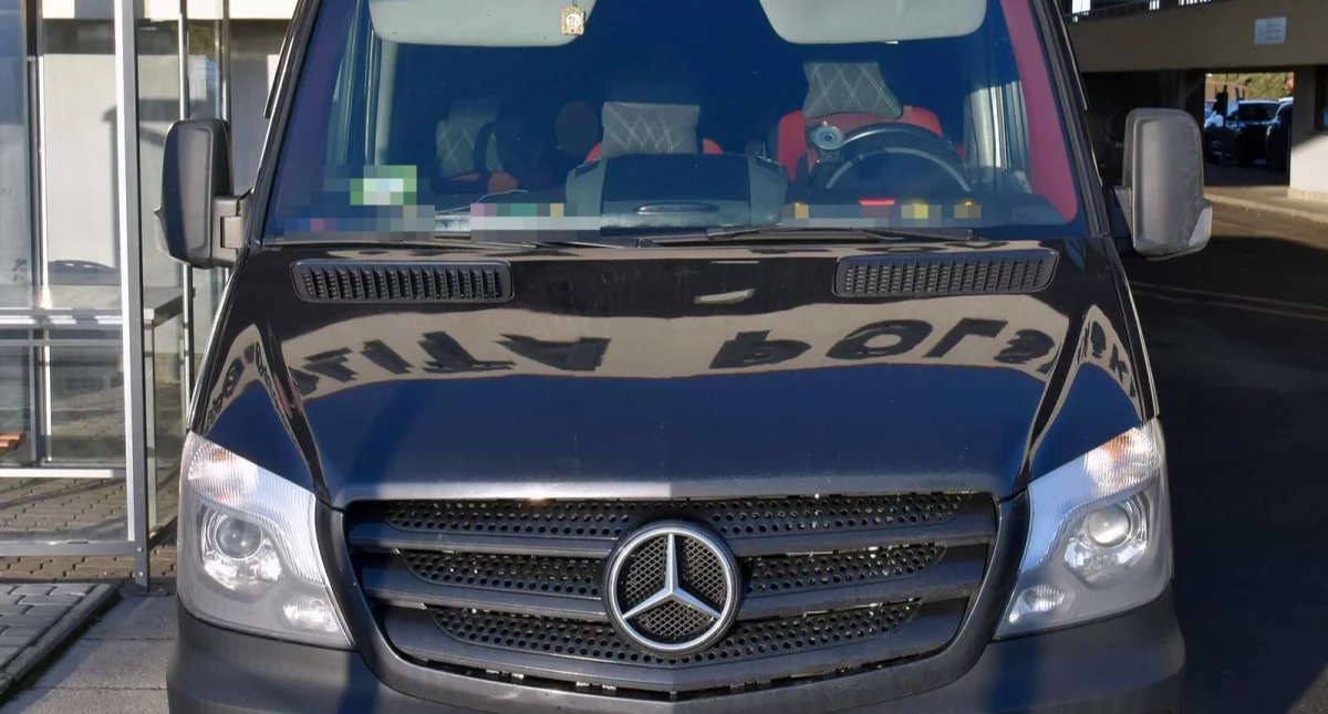 Dwa mercedesy typu bus zostały zatrzymane na graniczy w Korczowej. Powodem kradzione podzespoły