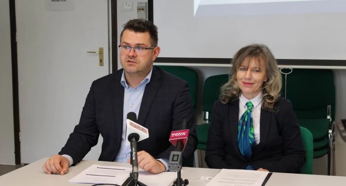 ZUS przypomniał zasady wypłaty świadczeń i przestrzegł seniorów przed próbami oszustw. Konferencja prasowa w Przemyślu
