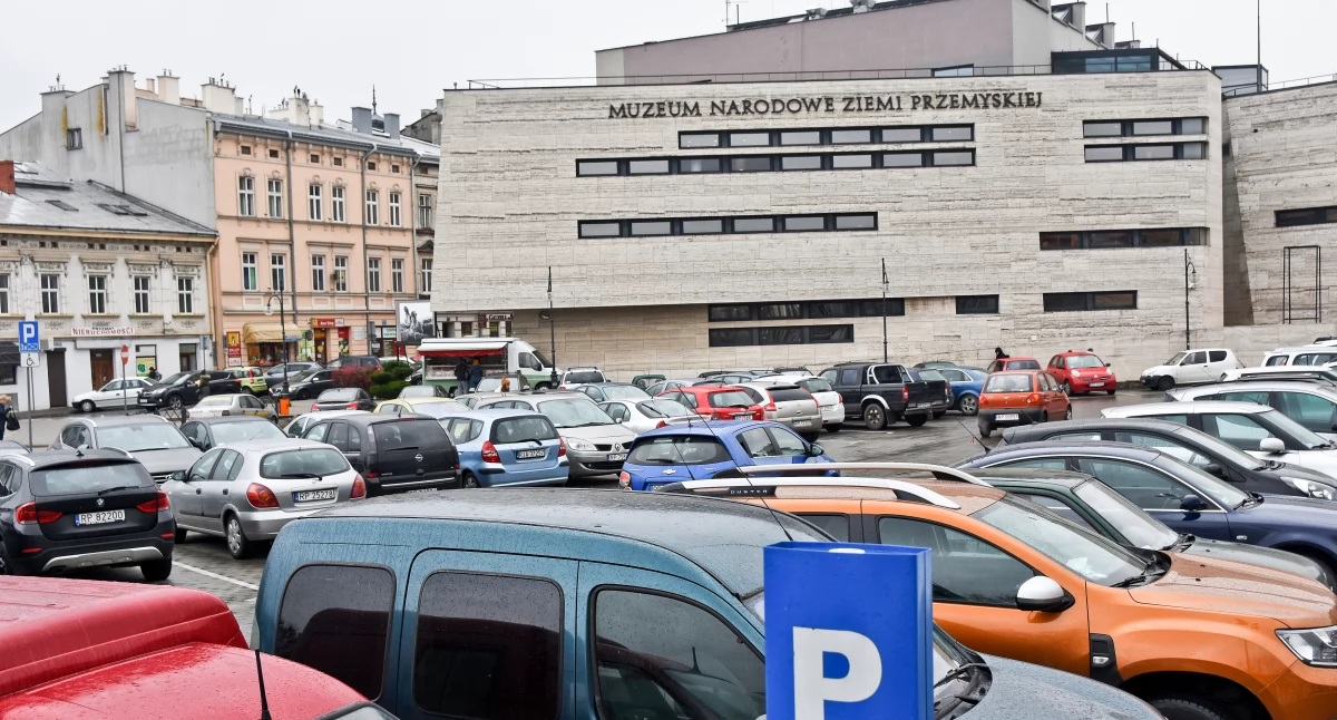 Strefa płatnego parkowania w Przemyślu może być większa. Na razie trwają konsultacje w gronie radnych