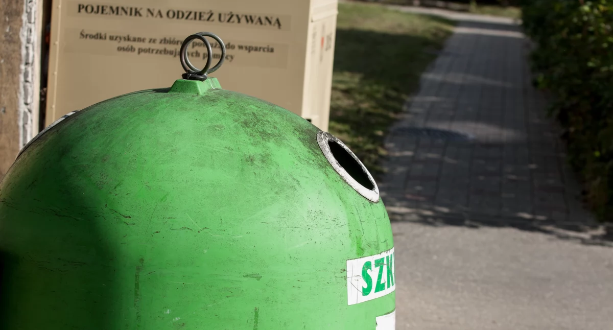 Zużytej odzieży nie wyrzucisz już do osiedlowego śmietnika. Czy miasto ma pomysł na odbiór tekstyliów?