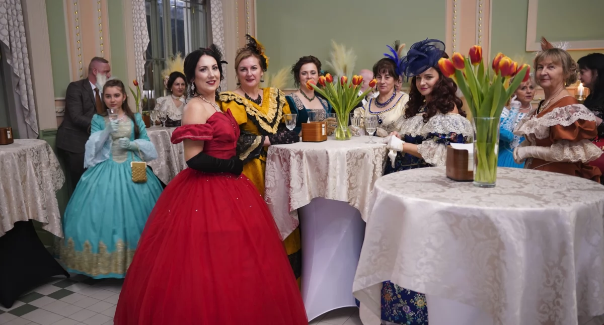 Za nami I Przemyski Bal Epokowy! Epokowe stroje, sceneria i formuła zabawy przeniosły gości w dawne czasy [ZDJĘCIA]
