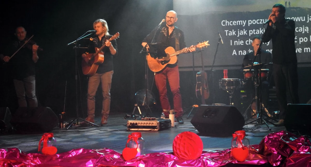 Grzane Wino rozgrzało serca – magiczny koncert pełen poezji i muzycznej wirtuozerii [ZDJĘCIA]