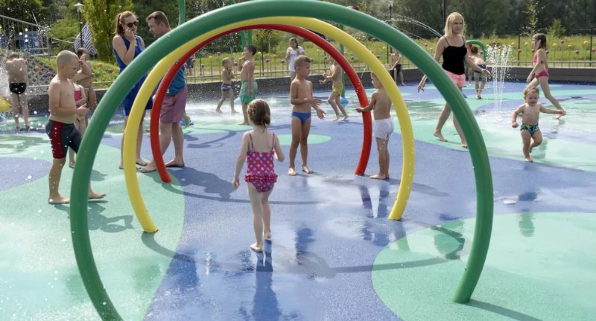 Będzie wodny plac zabaw w mieście. Czy lokalizacja inwestycji w otoczeniu bloków to dobry pomysł? – pytali radni