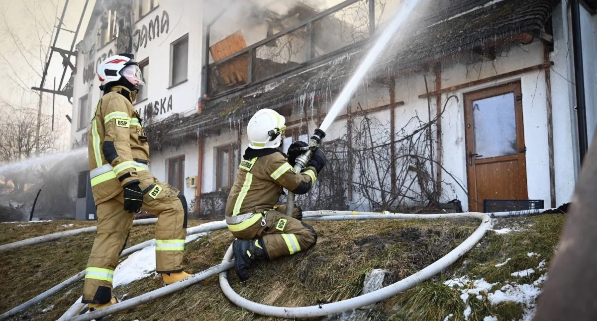 Pożar w Smolniku. Płonęła karczma Wilcza Jama [ZDJĘCIA]