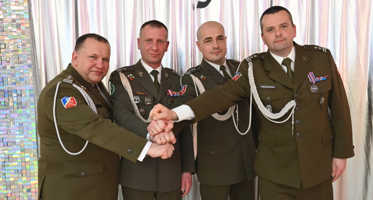 Tradycja bali oficerskich wciąż żywa [ZDJĘCIA]